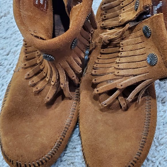 MINNETONKA Women's Brown Moccasin Ankle Bootie Double Fringe Size 6 NEARLY NEW! - Picture 1 of 6
